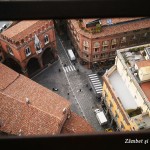 Turnul Asinelli, locul de unde Bologna se vede ca o mare de acoperişuri